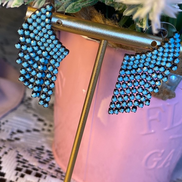 NWT VICTORIAN CASCADING BEADED EARRINGS FUN FLOWING STRANDS SET IN HEMATITE GOLD - Picture 3 of 10